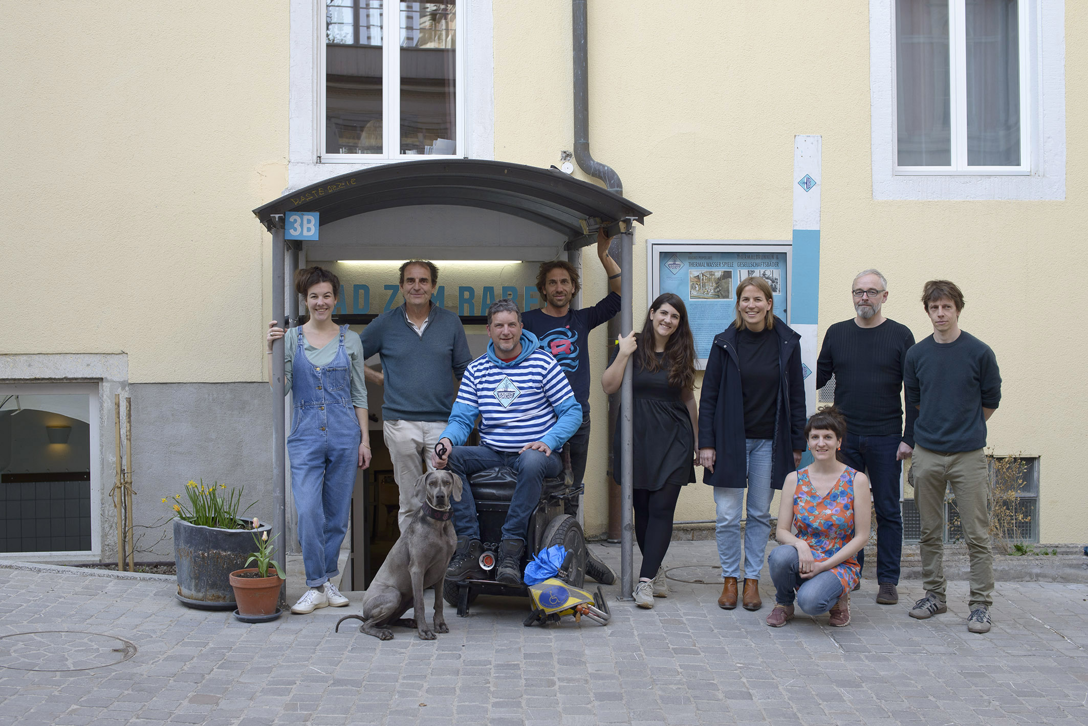 Gründungsmitglieder der Genossenschaft «Liegenschaft Bad zum Raben» (von links): Rahel Meyer, Andreas Rudow (Co-Präsident), Christian Vontobel (mit Chaya), Marc Angst, Alexandra Oster, Sarah Wiederkehr, Kathrin Doppler (Co-Präsidentin), Rolf Meier, Andriu Deflorin. Foto: Christoph Lüber